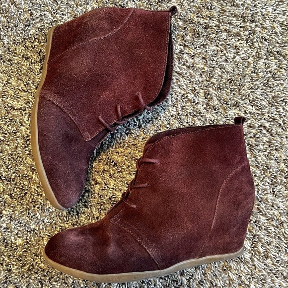 Minnetonka Burgundy Wine Red Suede Wedge Lace up Ankle Boots Booties Size 9 - Picture 2 of 11